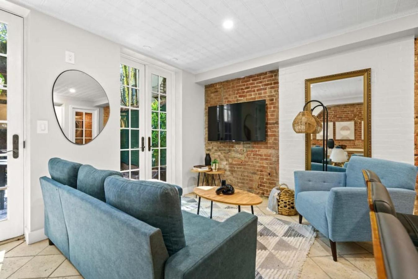 Newly Renovated 2br W Rare Private Backyard And Bbq Holiday home New York
