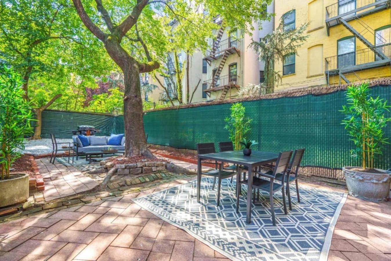 Newly Renovated 2br W Rare Private Backyard And Bbq Holiday home