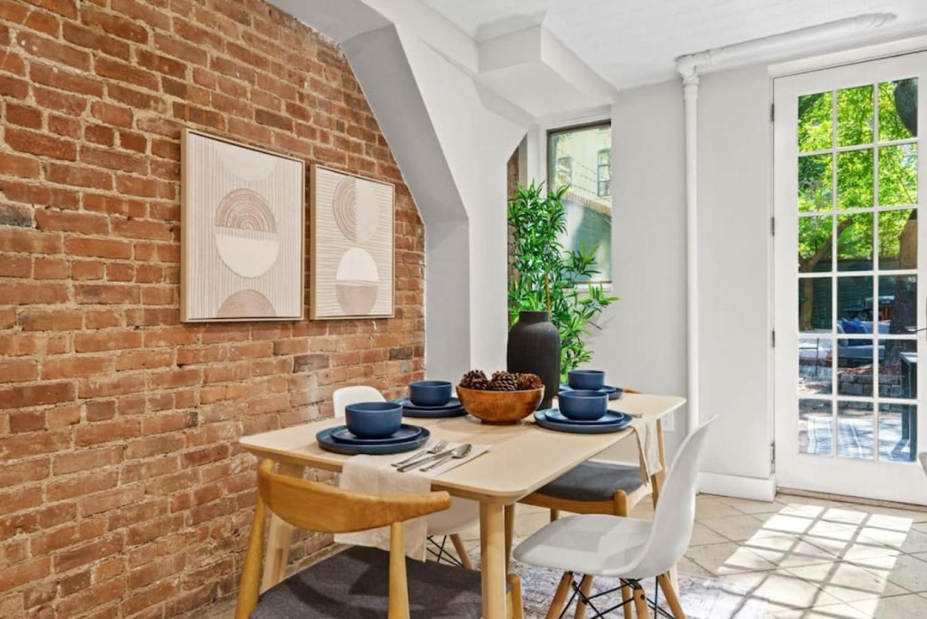 Newly Renovated 2br W Rare Private Backyard And Bbq Holiday home New York