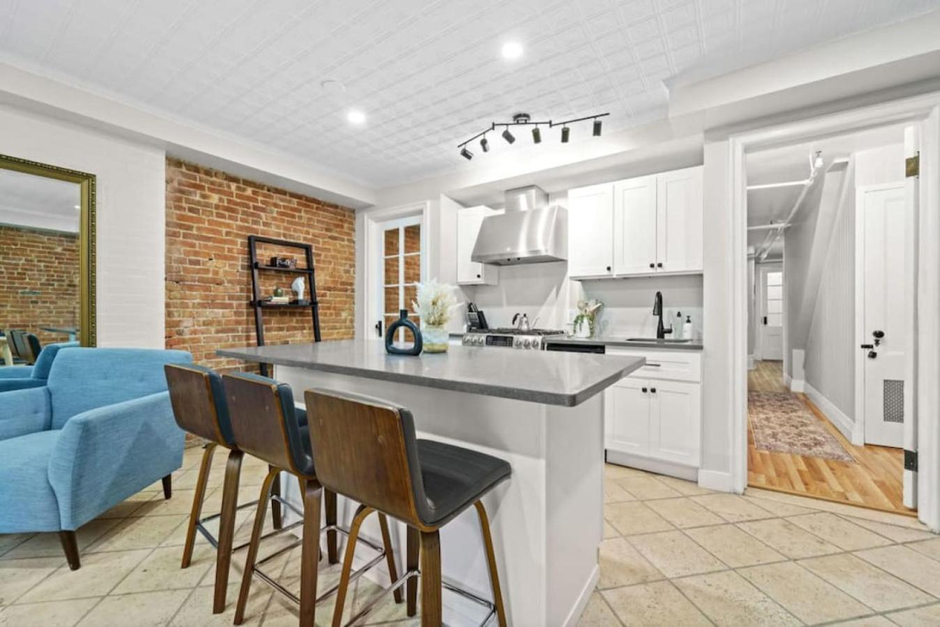Holiday home Newly Renovated 2br W Rare Private Backyard And Bbq New York