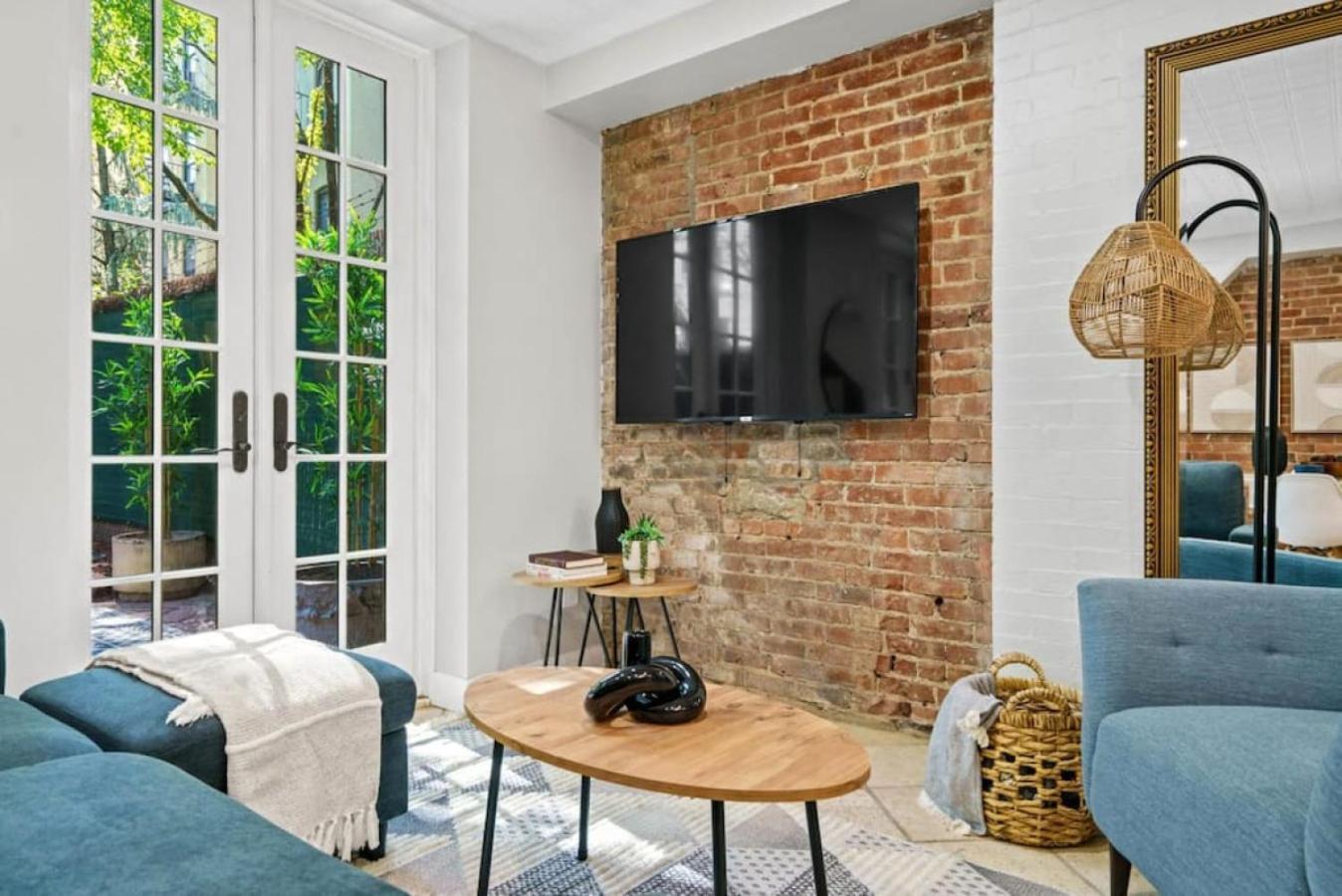 Newly Renovated 2br W Rare Private Backyard And Bbq *