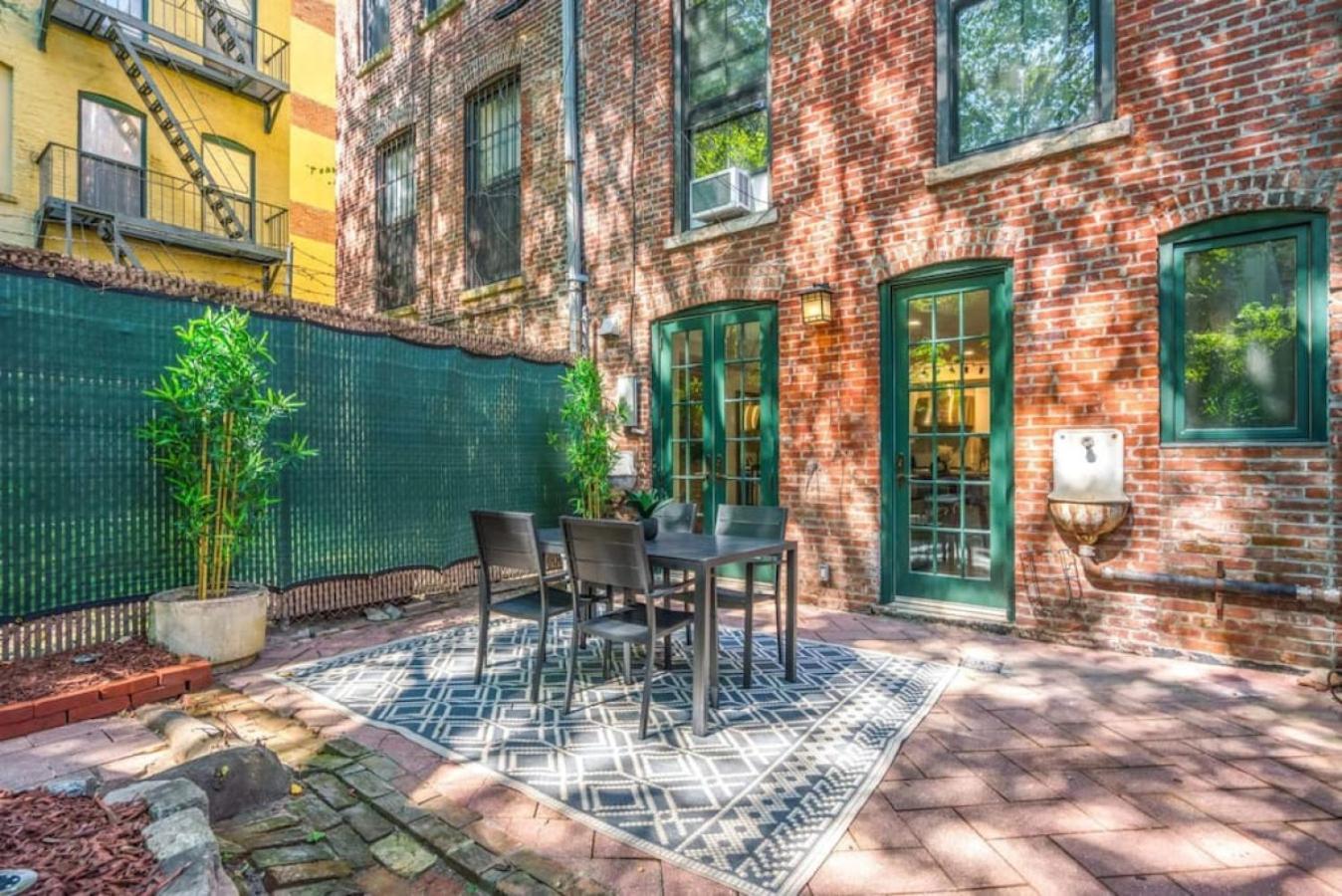 Newly Renovated 2br W Rare Private Backyard And Bbq Holiday home