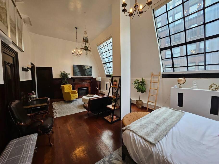 Large Loft Studio At The Mansfield Midtown Apartment