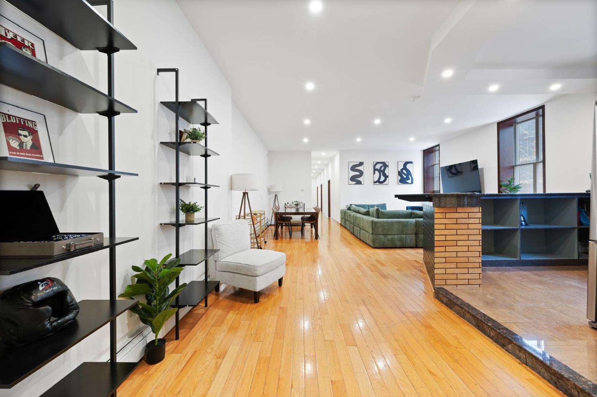 Massive Soho Loft 4 Bedrooms 2 Bath 7 Beds Hotel *