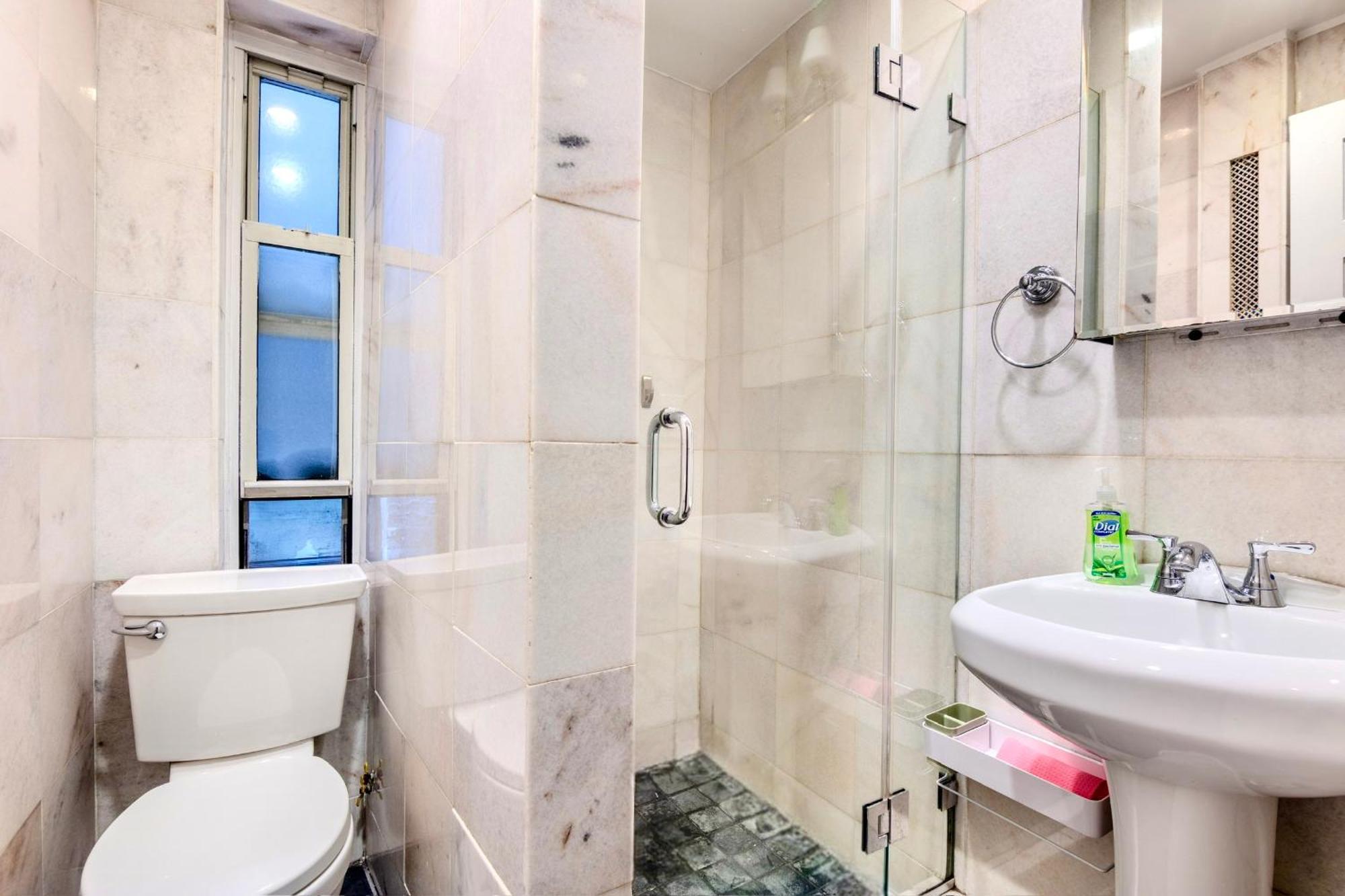 2 Bedroom In Lower Manhattan Apartment *