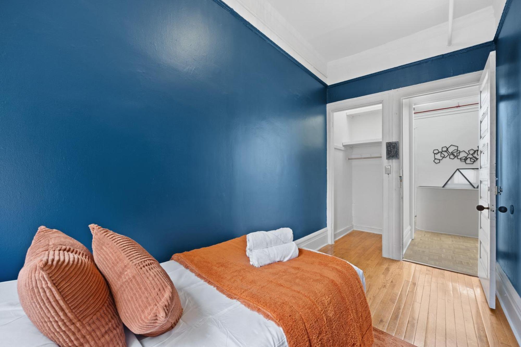 Holiday home Artful 3 Bdr And Private Patio Near Subway And Stadium At 