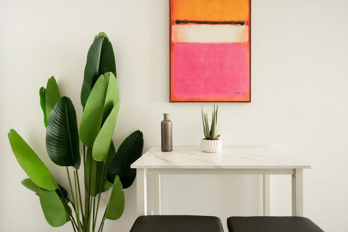 Apartment 240-10 New Modern Ues W&d *