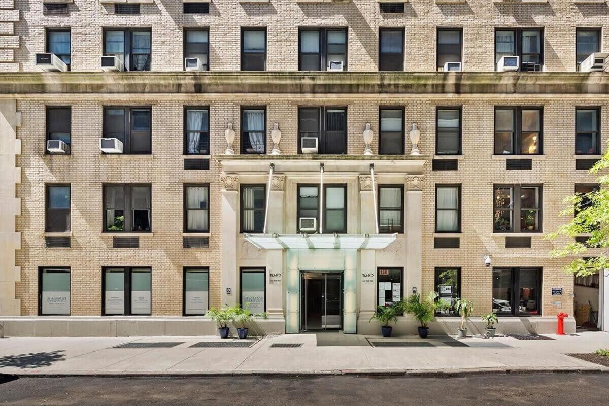 Apartment 73-410 Luxury 24 Dm New Uws Gym Laundry *