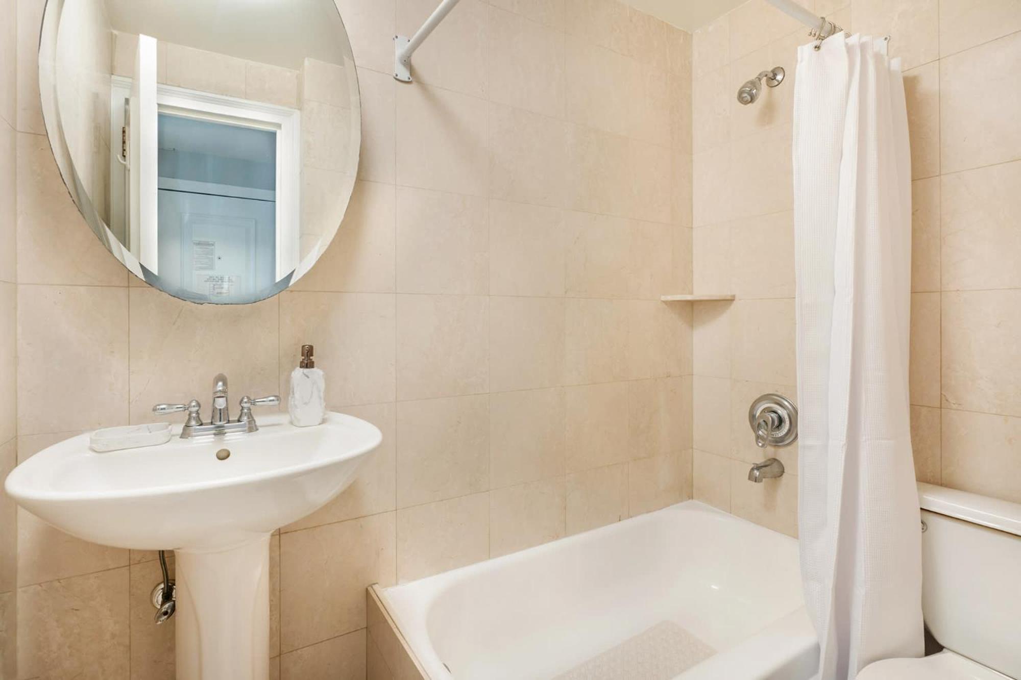 Apartment 73-410 Luxury 24 Dm New Uws Gym Laundry *