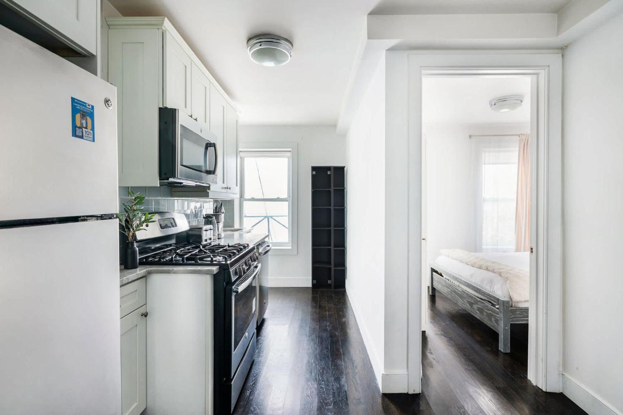 39-3 Newly Renovated 3 Bedroom Prime Midtown Sleeps 6 Apartment *