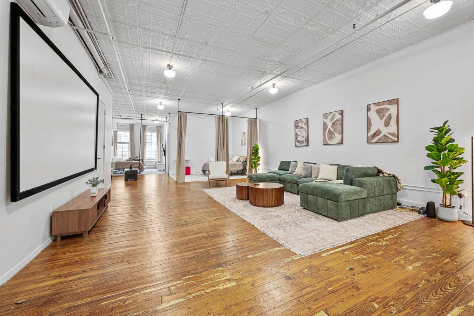 Massive Soho Loft 4 Bedrooms 2 Bath 7 Beds