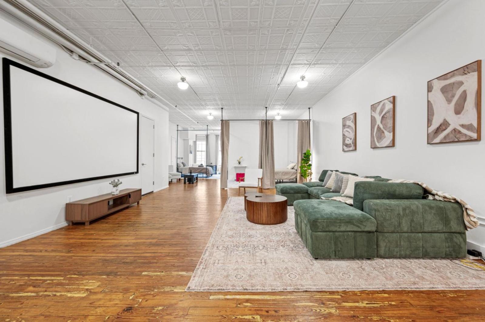 Massive Soho Loft 4 Bedrooms 2 Bath 7 Beds Hotel *