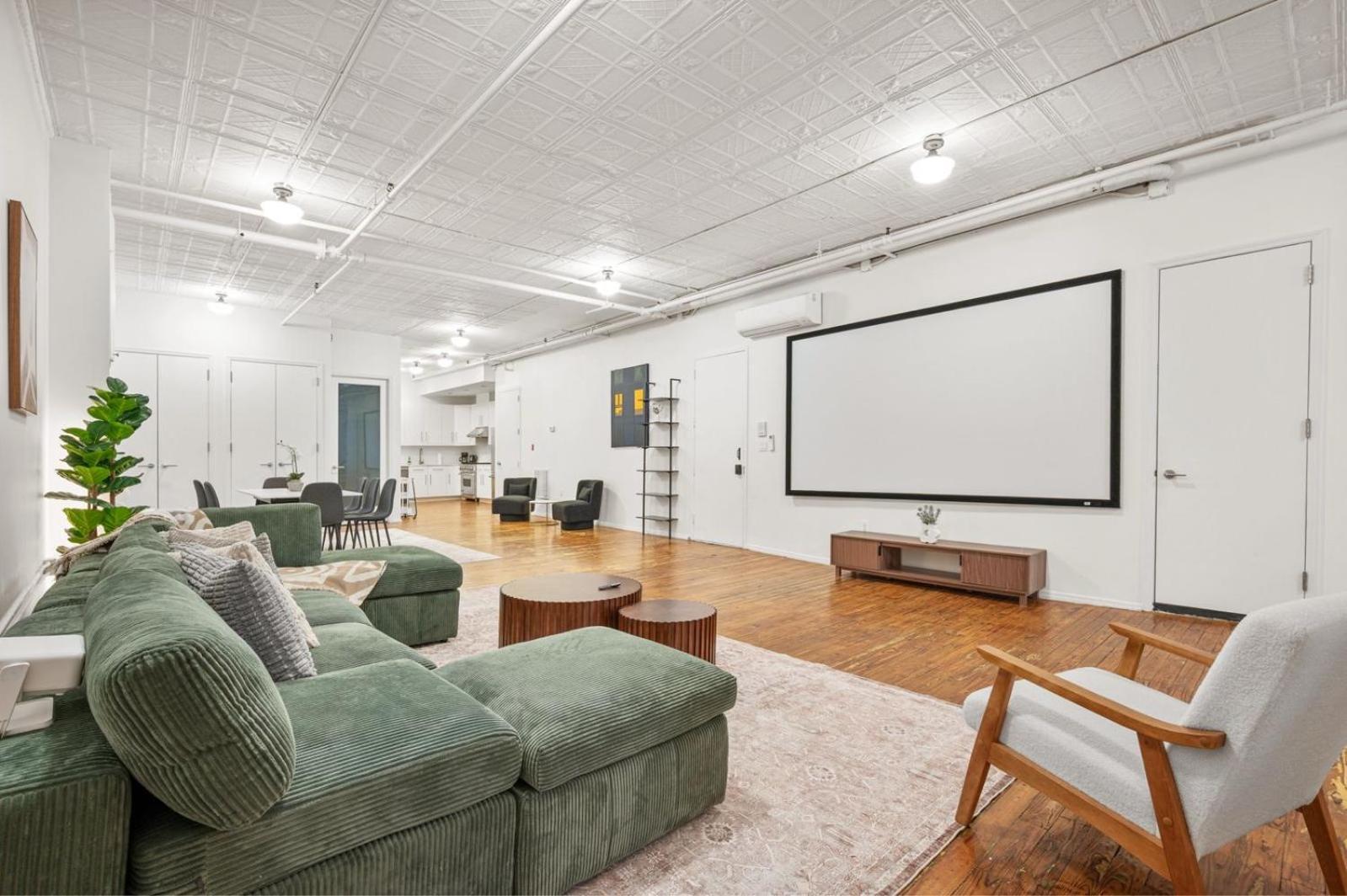 Massive Soho Loft 4 Bedrooms 2 Bath 7 Beds *