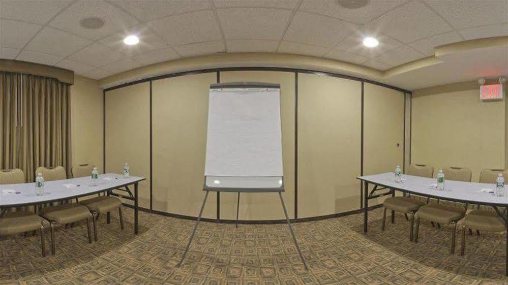 Hotel Express Staten Island West, An Ihg 3*